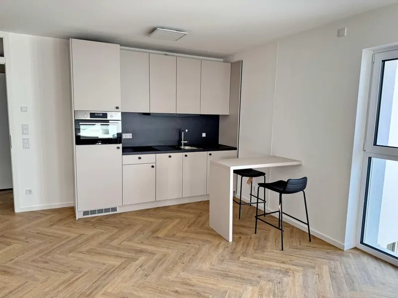 Neubau! 1-Zimmer möbliert mit EBK + Balkon + Abstellkammer + Waschmaschinenanschluss in Adlershof! — photo 1